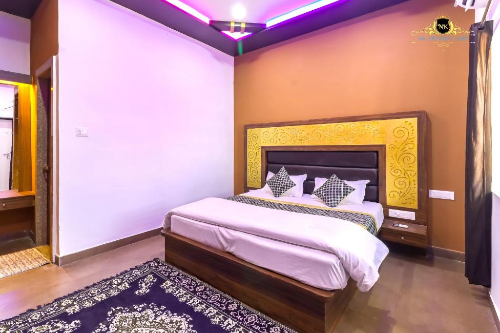 Postel nebo postele na pokoji v ubytování NK Desert Camp Jaisalmer