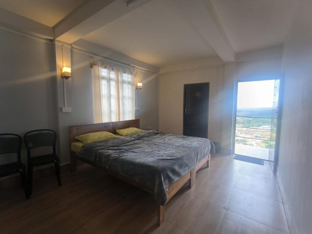 Un dormitorio con una cama grande y una ventana en Hunsi Homestay, en Sohrārim