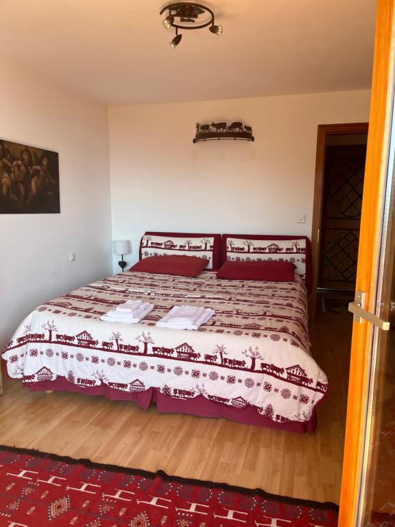 クランにあるLa casetta di Cransのベッドルーム1室(大型ベッド1台、赤い枕付)