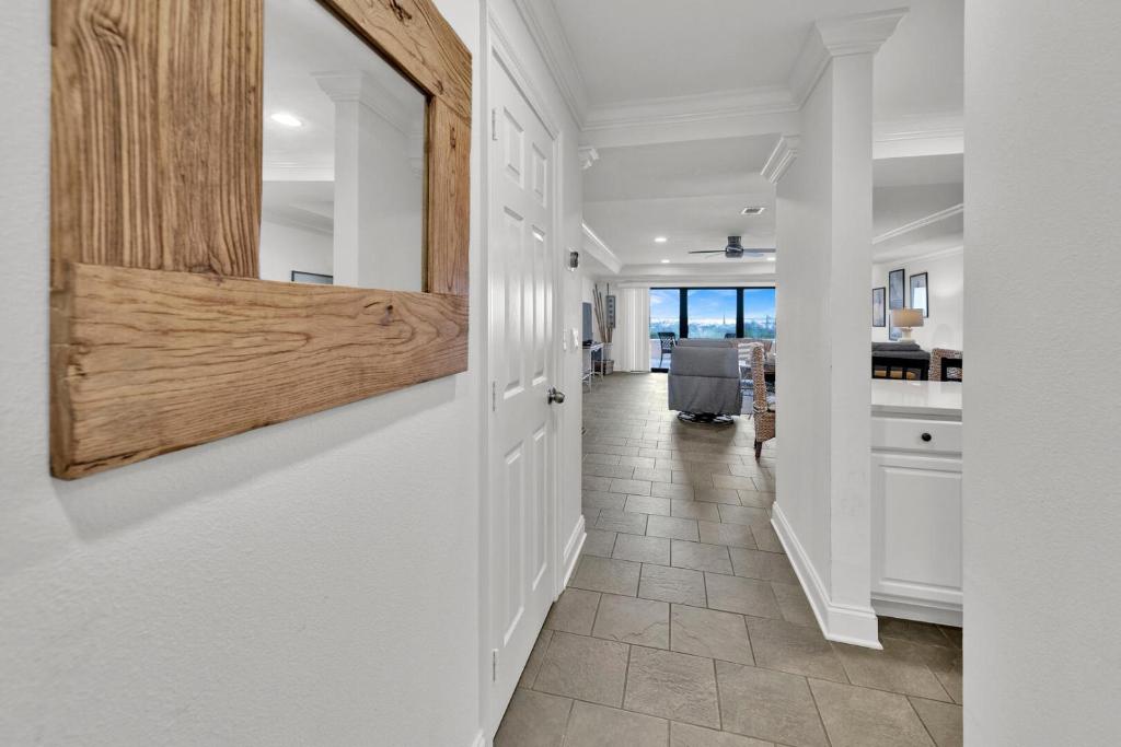 un pasillo con una puerta que conduce a una cocina con mesa en Aegean 104 - Updated Aegean Gulf Front Property, en Destin