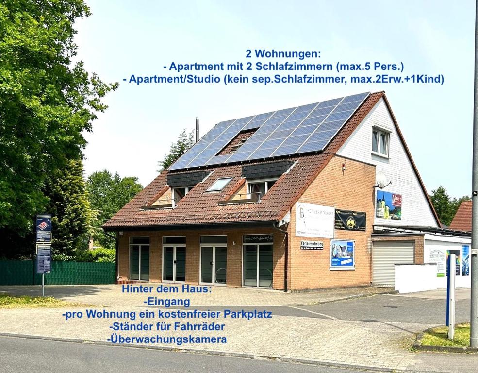 un bâtiment avec des panneaux solaires sur le toit dans l'établissement Ferien im FerienStudio1A, à Brüggen