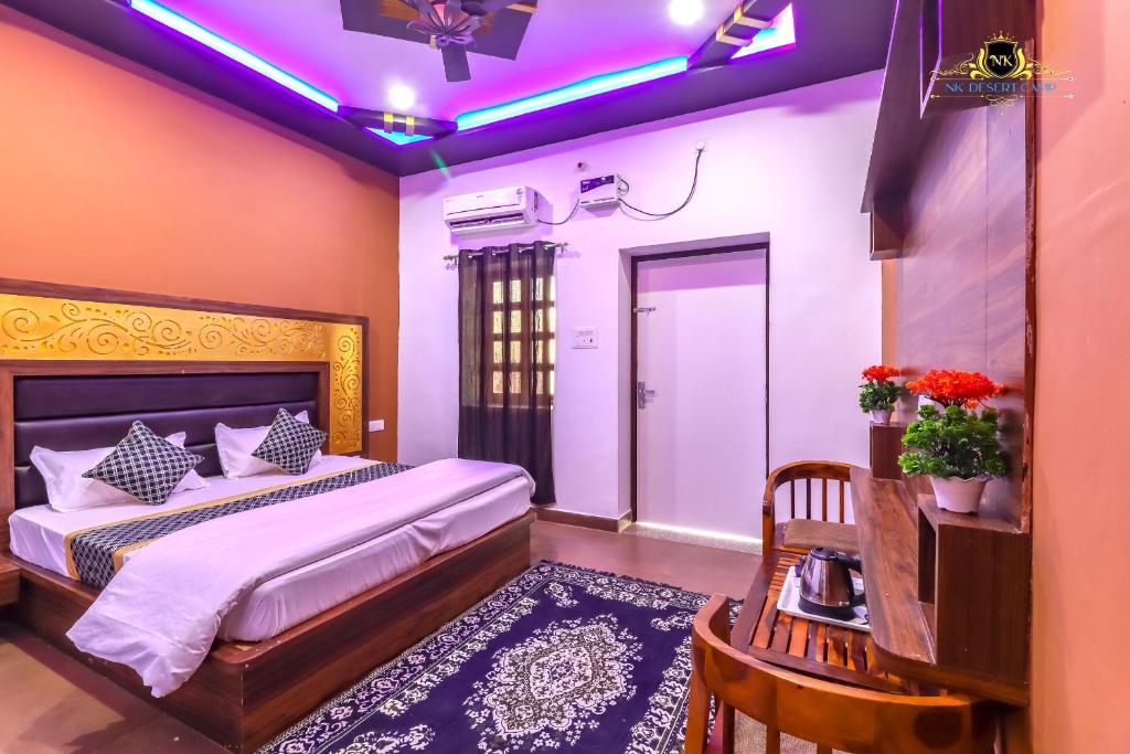 Postel nebo postele na pokoji v ubytování NK Desert Camp Jaisalmer