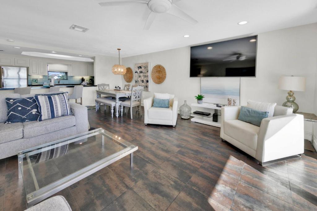 sala de estar con muebles blancos y comedor en Aegean 211 - Updated 2nd Floor Aegean Property, en Destin