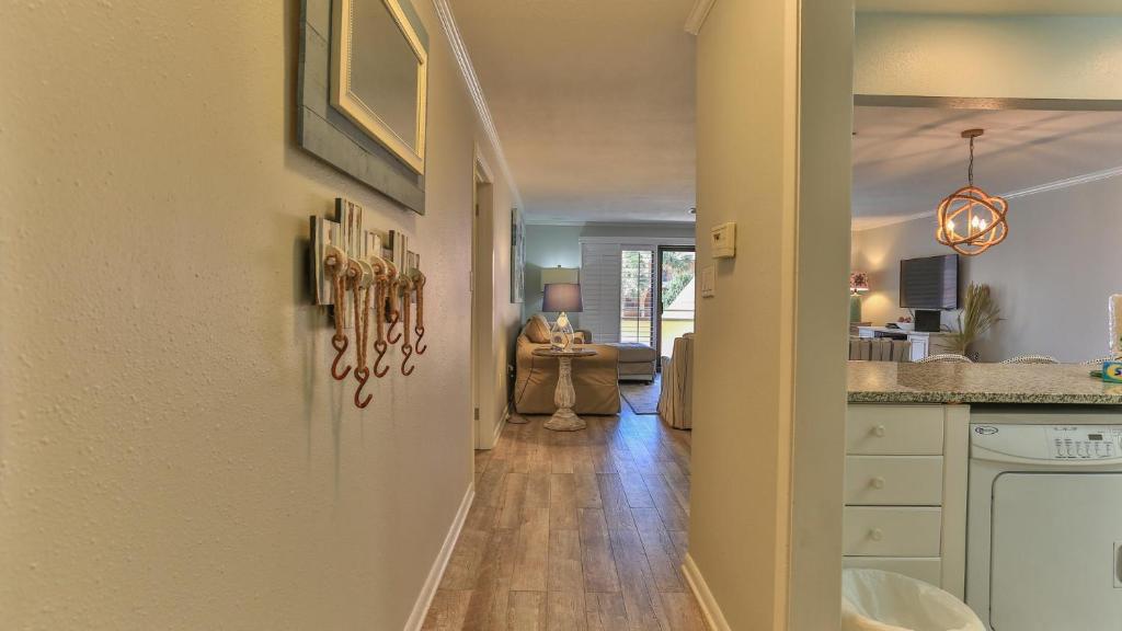 pasillo que conduce a una cocina y una sala de estar en Aegean 210 - Updated 2 Bedroom 2 Bath at the Aegean, en Destin