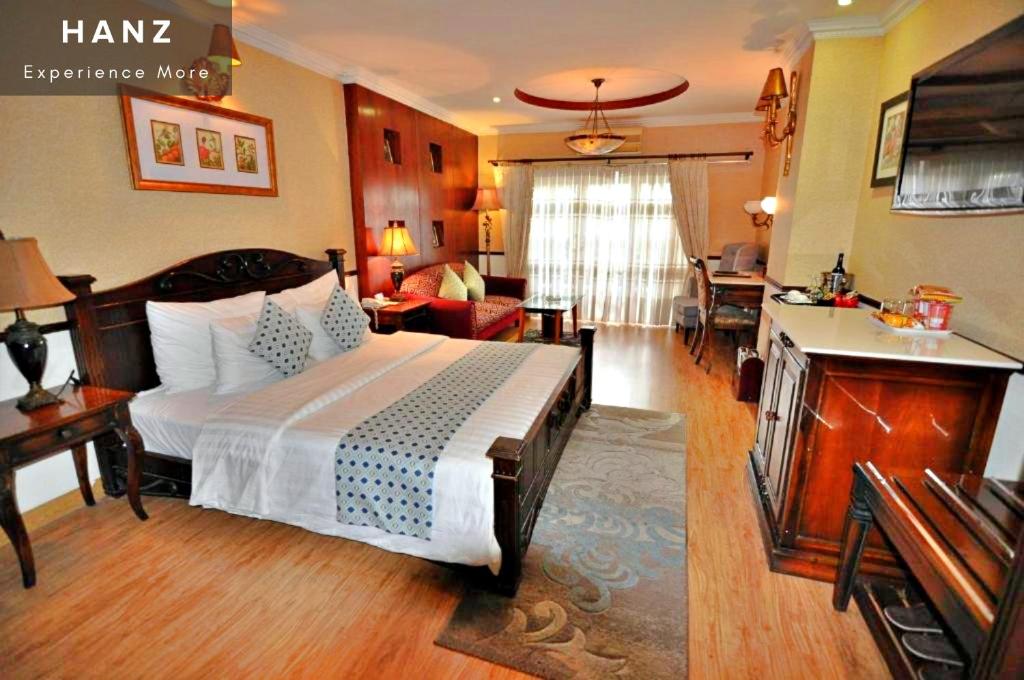 sypialnia z łóżkiem i salon w obiekcie HANZ Hoa Huong Duong Hotel w Ho Chi Minh