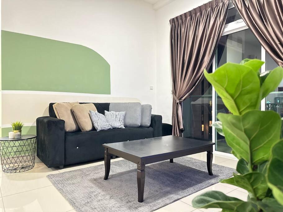 ein Wohnzimmer mit einem Sofa und einem Couchtisch in der Unterkunft Twin Galaxy 2 Bedroom Netflix 5-7 Pax Stylish Suite in Johor Bahru