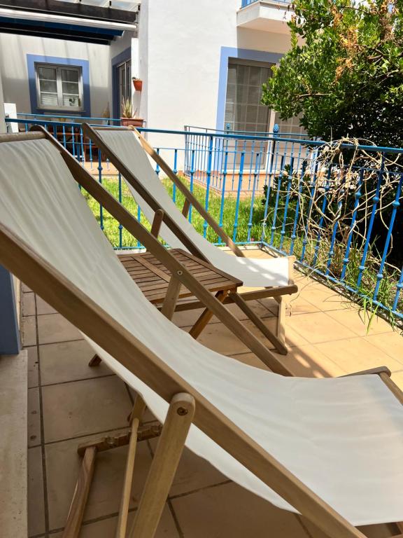 een paar hangmatten op een balkon bij Real Village Praia Verde 142 in Praia Verde