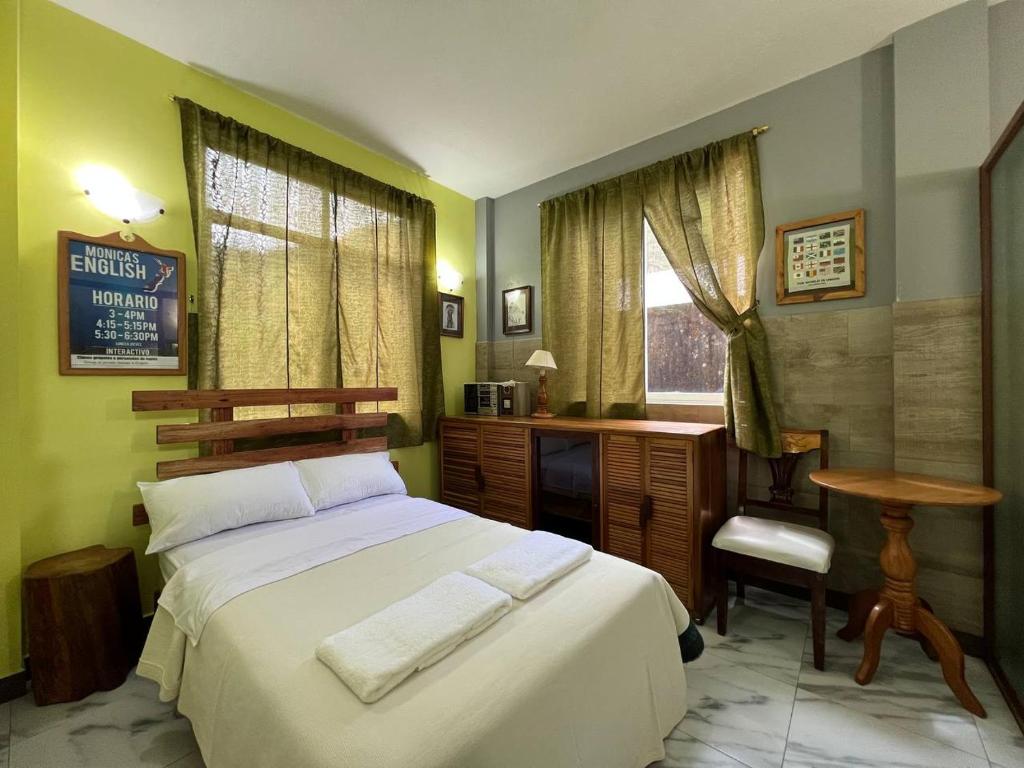 1 dormitorio con cama, escritorio y ventana en Art Boutique apartment 2 bedroom 2 bathroom, en Baños