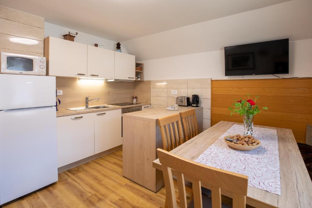 Kuchyň nebo kuchyňský kout v ubytování Apartmaji Preželj