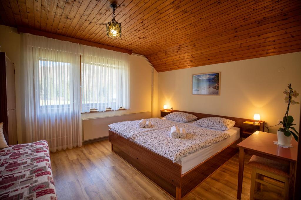 Postel nebo postele na pokoji v ubytování Apartmaji Preželj