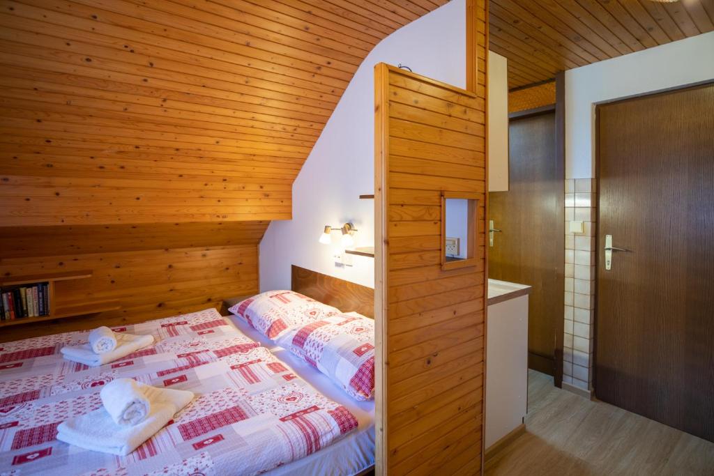 Postel nebo postele na pokoji v ubytování Apartmaji Preželj