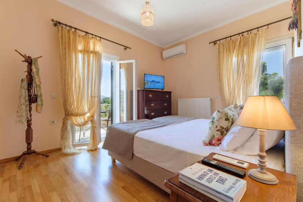 Postel nebo postele na pokoji v ubytování Villa Armeni by CorfuEscapes