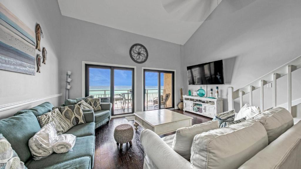 Posezení v ubytování Crystal Villas 12B - Updated 2 Bedroom with Loft Beach Front Condo In the Heart of Destin