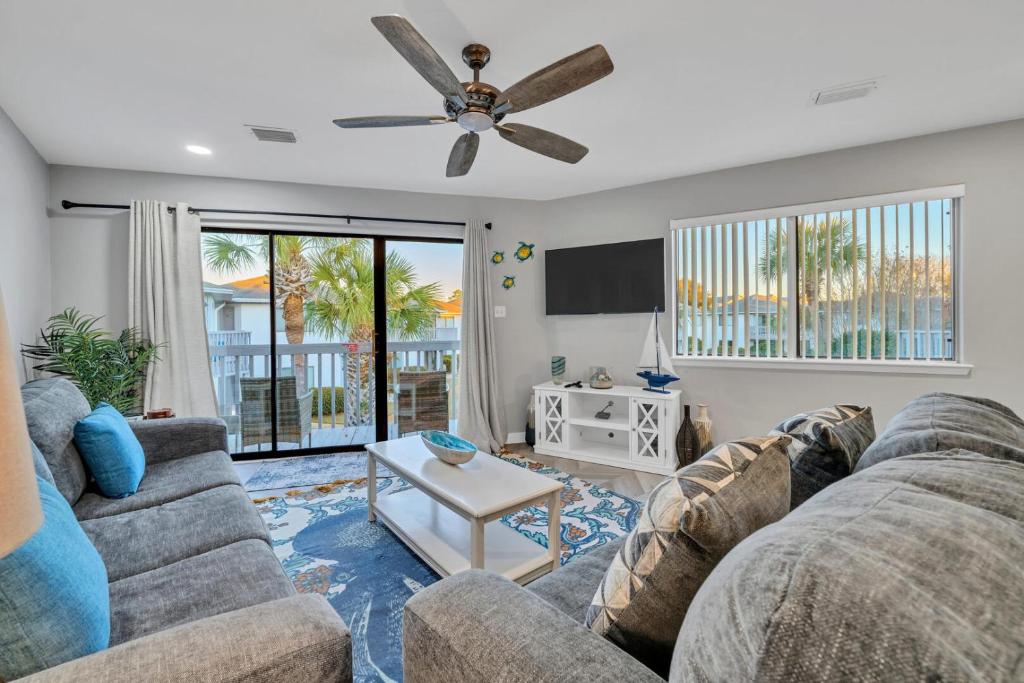 uma sala de estar com 2 sofás e uma ventoinha de tecto em Crystal Village II 6B - Close to the Beach 2BD 2BA em Destin