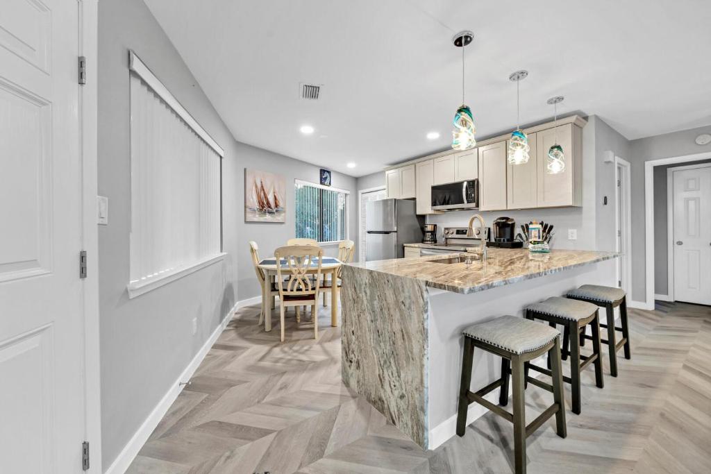 eine Küche mit einer großen Insel mit Barhockern in der Unterkunft Crystal Village II 6B - Close to the Beach 2BD 2BA in Destin
