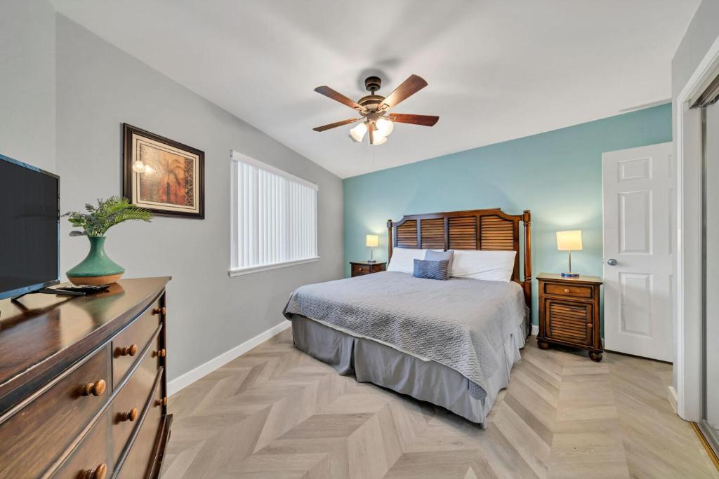 ein Schlafzimmer mit einem Bett und einem Deckenventilator in der Unterkunft Crystal Village II 6B - Close to the Beach 2BD 2BA in Destin