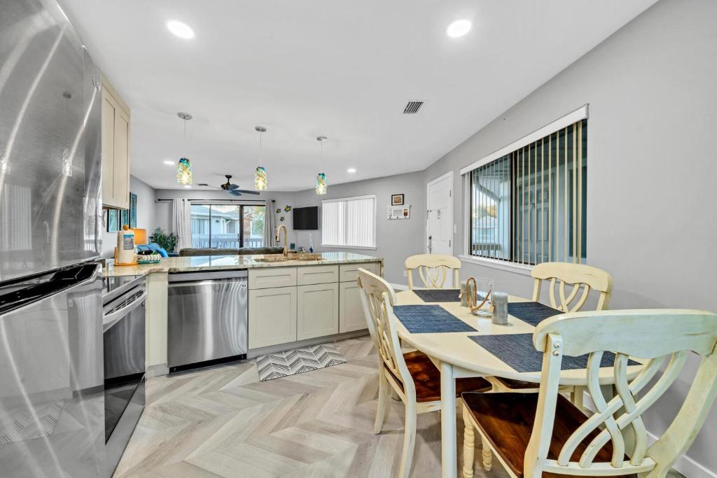 eine große Küche mit Tisch und Stühlen in der Unterkunft Crystal Village II 6B - Close to the Beach 2BD 2BA in Destin