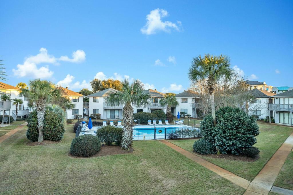 eine Villa mit Swimmingpool und Palmen in der Unterkunft Crystal Village II 6B - Close to the Beach 2BD 2BA in Destin