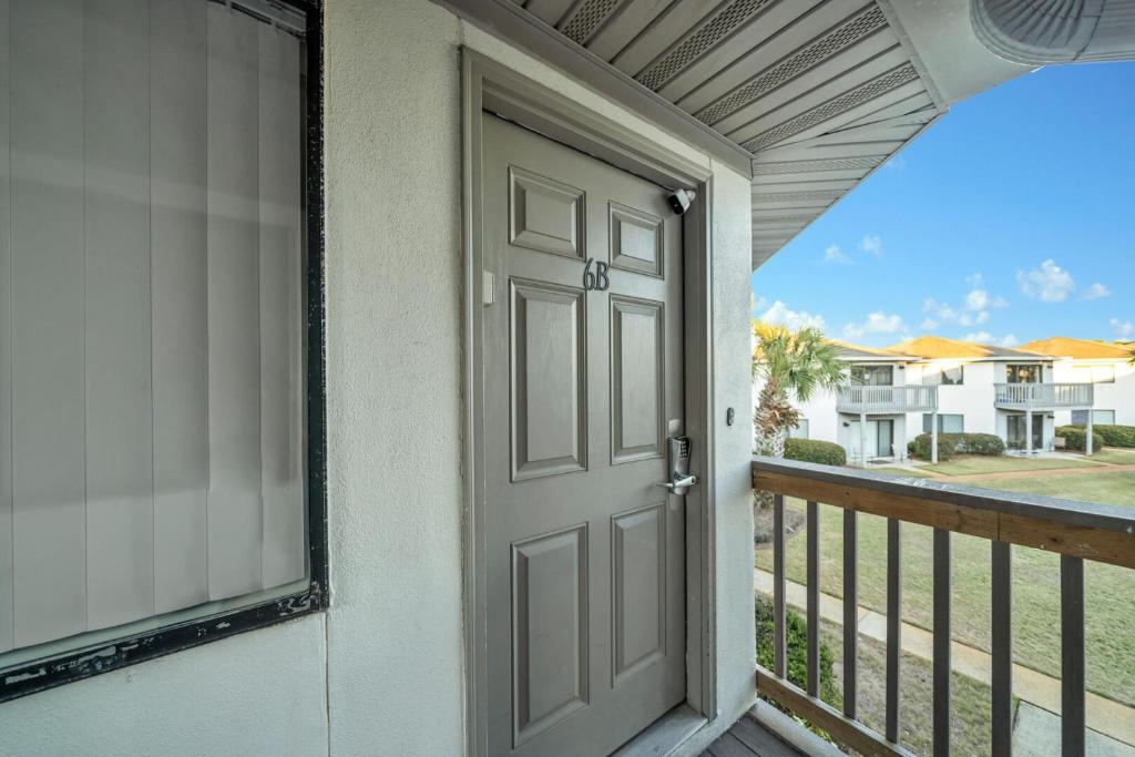 eine Tür zu einem Balkon mit Blick auf ein Haus in der Unterkunft Crystal Village II 6B - Close to the Beach 2BD 2BA in Destin