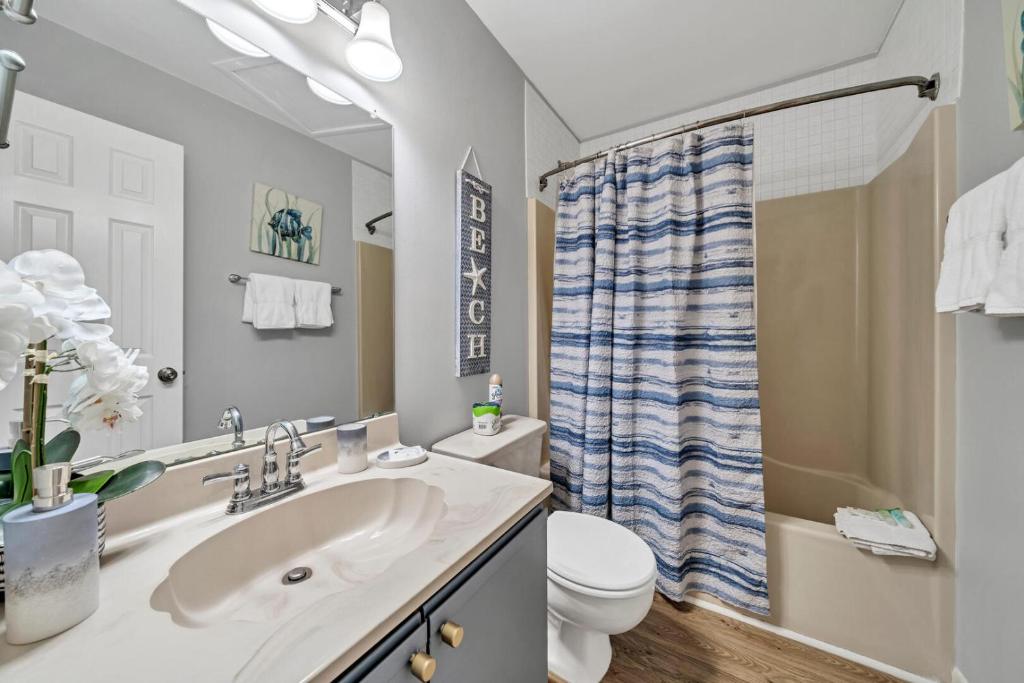 Ein Badezimmer in der Unterkunft Crystal Village II 6B - Close to the Beach 2BD 2BA