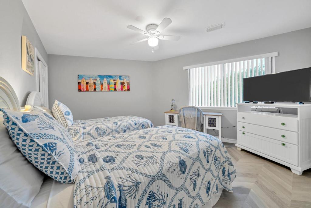 TV&#47;Unterhaltungsangebot in der Unterkunft Crystal Village II 6B - Close to the Beach 2BD 2BA