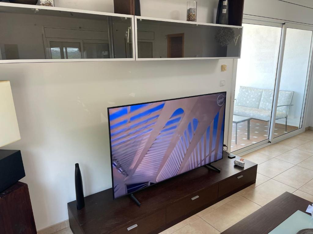 Televízia a/alebo spoločenská miestnosť v ubytovaní Villa for 2 families