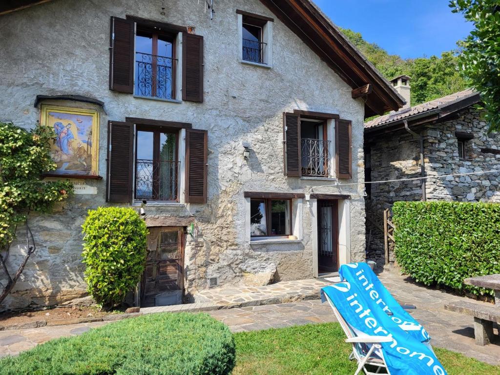 ein Haus mit einem blauen Schild davor in der Unterkunft Holiday Home Bellavista by Interhome in Ronco sopra Ascona