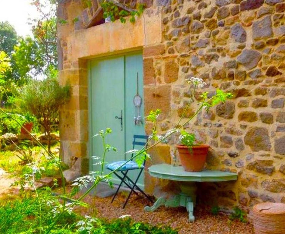 Domaine Charente - Familyroom Gypsy with garden (with external toilet & shower house) - Housity