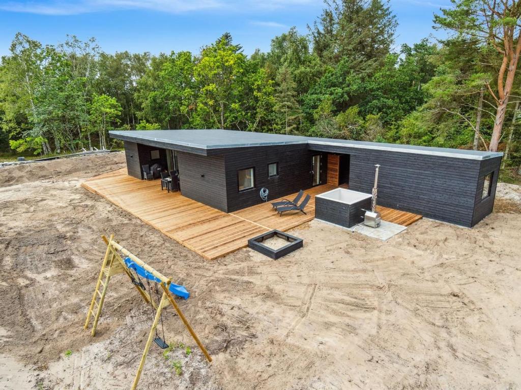 mały czarny dom z tarasem w obiekcie Holiday Home Florida - from the sea in NE Jutland by Interhome w mieście Hadsund