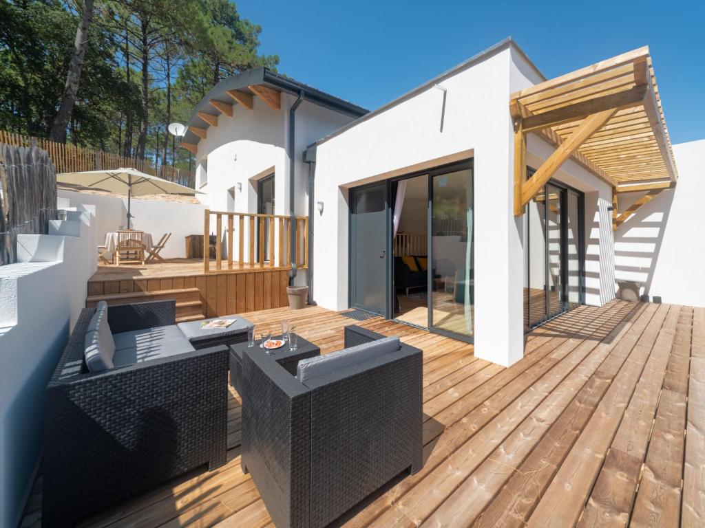 une maison avec une terrasse et un patio dans l'établissement Holiday Home Palot 45 by Interhome, à Mimizan