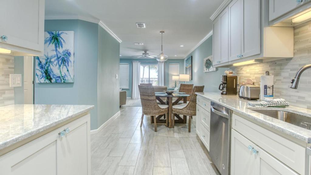 Kuchyň nebo kuchyňský kout v ubytování Poolside Villas 106 - Updated beachfront condo on Holiday Isle in Destin