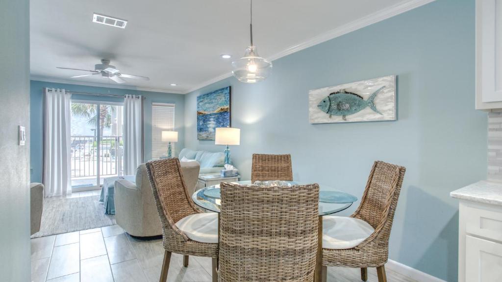 Posezení v ubytování Poolside Villas 106 - Updated beachfront condo on Holiday Isle in Destin