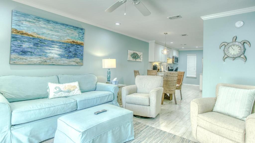 Ein Sitzbereich in der Unterkunft Poolside Villas 106 - Updated beachfront condo on Holiday Isle in Destin