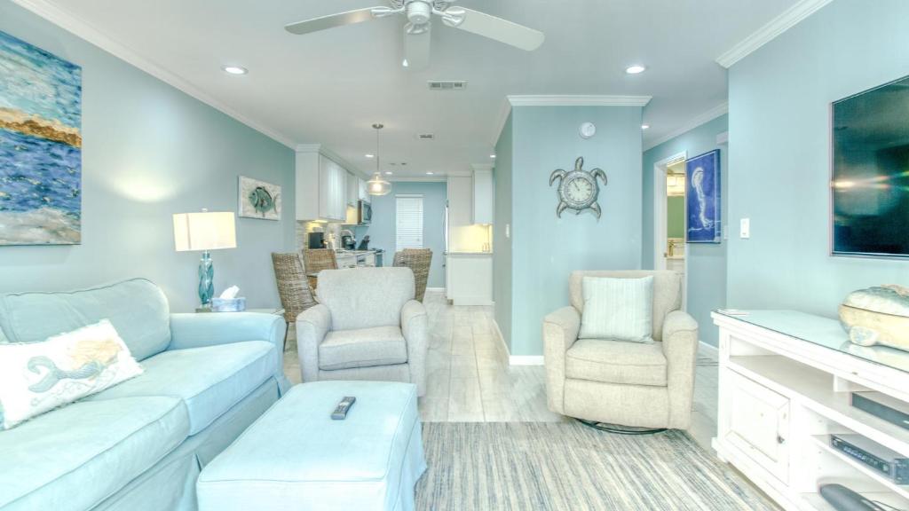 Ein Sitzbereich in der Unterkunft Poolside Villas 106 - Updated beachfront condo on Holiday Isle in Destin