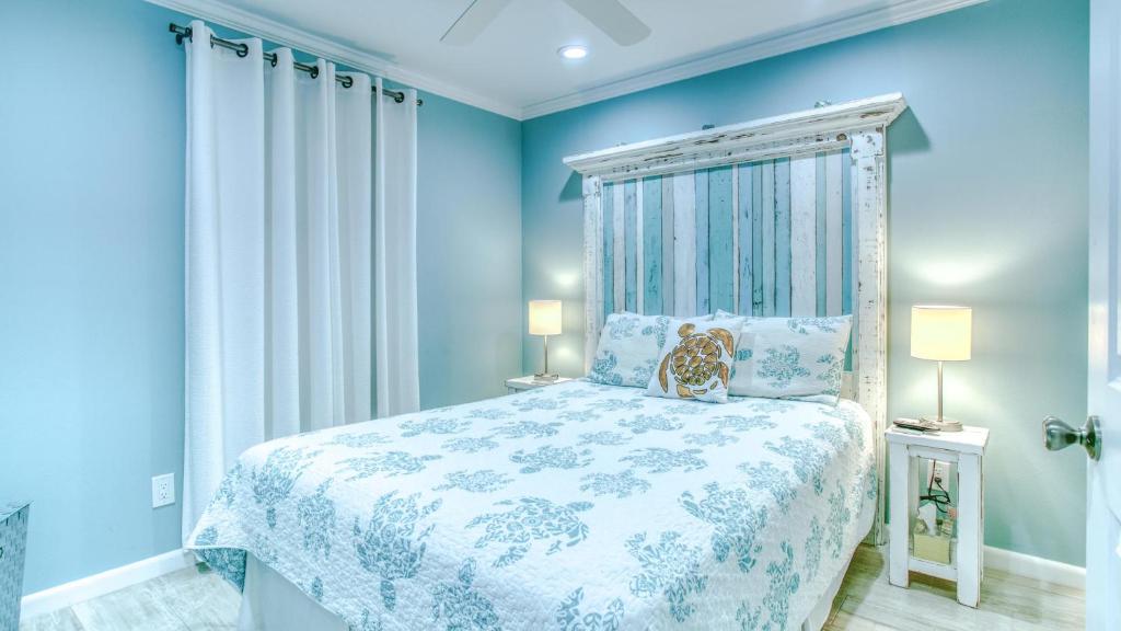 Ein Bett oder Betten in einem Zimmer der Unterkunft Poolside Villas 106 - Updated beachfront condo on Holiday Isle in Destin
