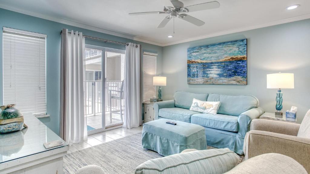 Ein Sitzbereich in der Unterkunft Poolside Villas 106 - Updated beachfront condo on Holiday Isle in Destin