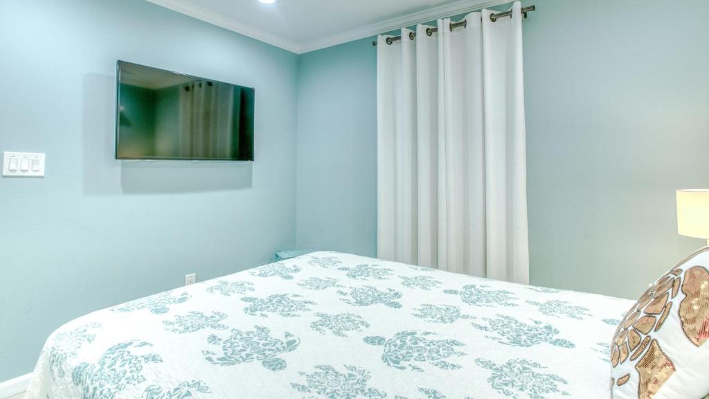 Ein Bett oder Betten in einem Zimmer der Unterkunft Poolside Villas 106 - Updated beachfront condo on Holiday Isle in Destin