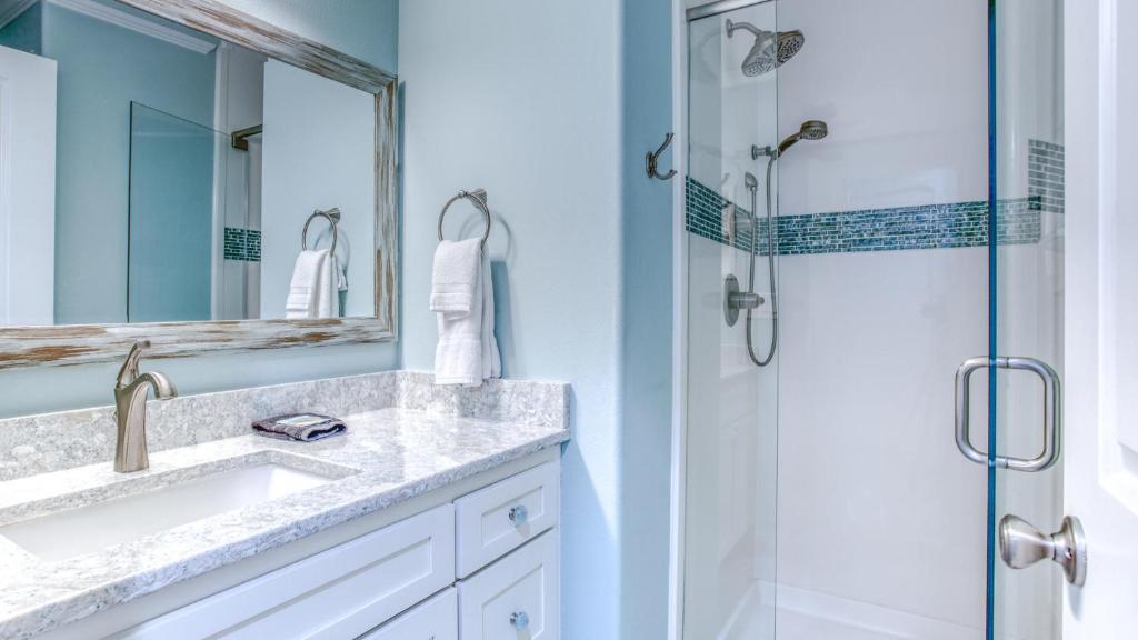 Ein Badezimmer in der Unterkunft Poolside Villas 106 - Updated beachfront condo on Holiday Isle in Destin