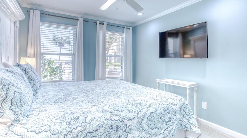 Ein Bett oder Betten in einem Zimmer der Unterkunft Poolside Villas 106 - Updated beachfront condo on Holiday Isle in Destin