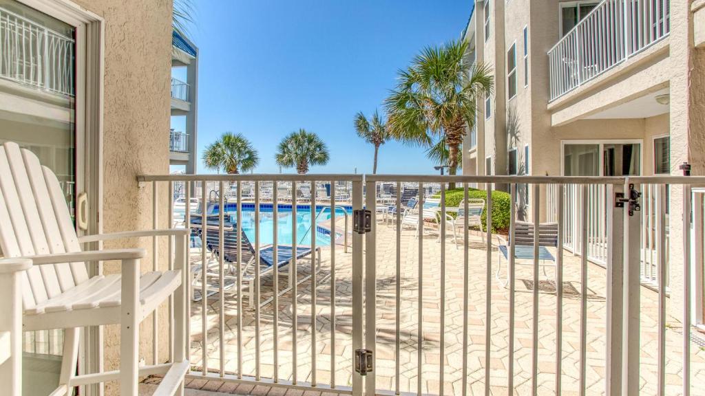 Ein Balkon oder eine Terrasse in der Unterkunft Poolside Villas 106 - Updated beachfront condo on Holiday Isle in Destin