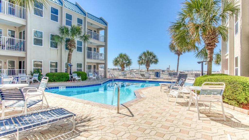 Der Swimmingpool an oder in der Nähe von Poolside Villas 106 - Updated beachfront condo on Holiday Isle in Destin