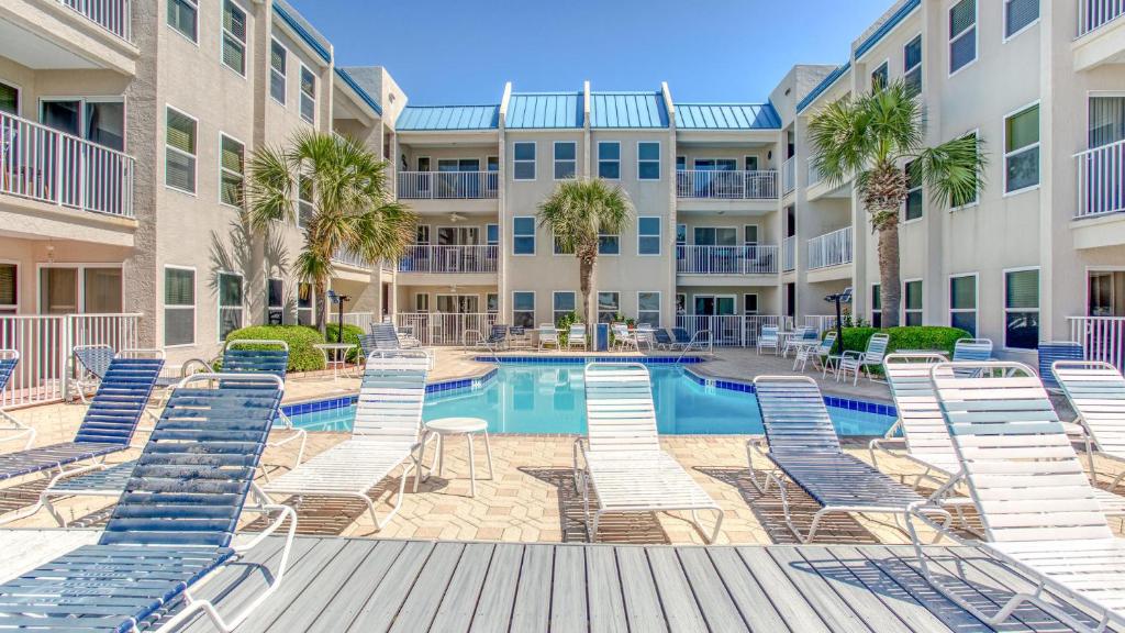 Bazén v ubytování Poolside Villas 106 - Updated beachfront condo on Holiday Isle in Destin nebo v jeho okolí