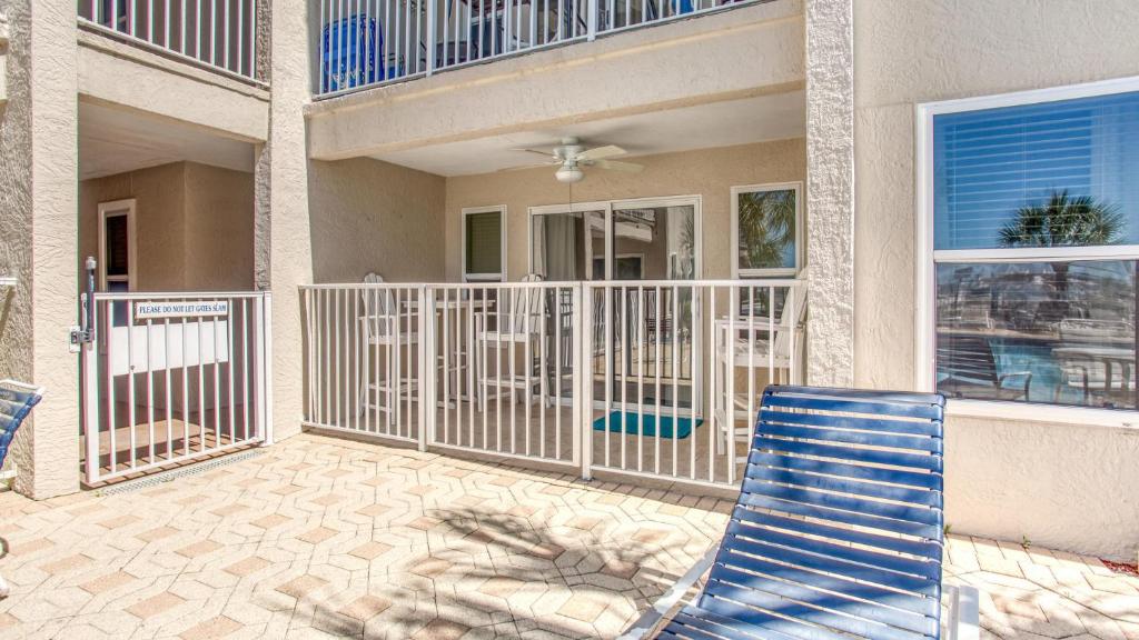 Balkón nebo terasa v ubytování Poolside Villas 106 - Updated beachfront condo on Holiday Isle in Destin