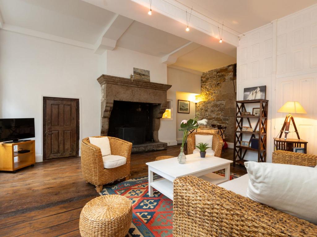 un salon avec un canapé et une cheminée dans l'établissement Apartment Plijadur by Interhome, à Saint-Malo