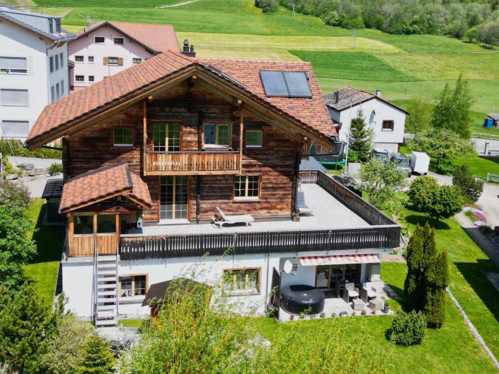 - une vue sur une maison en bois dans l'établissement Apartment Chalet Selina by Interhome, à Lenz