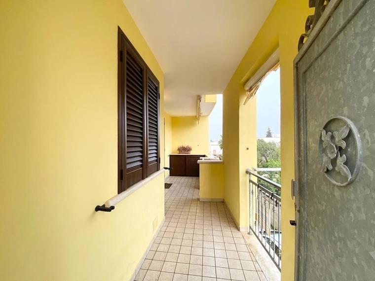 een hal van een huis met een deur en een balkon bij Anthony's House in Uggiano la Chiesa