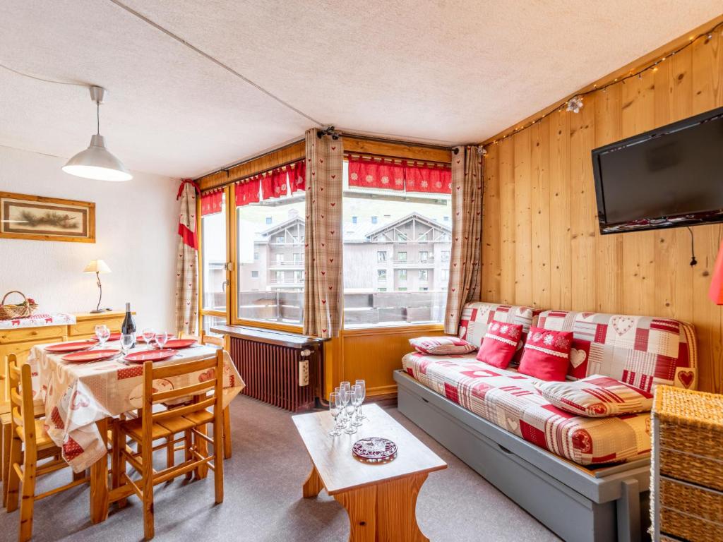 een woonkamer met een bank en een tafel bij Apartment Les Genepis-7 by Interhome in Tignes