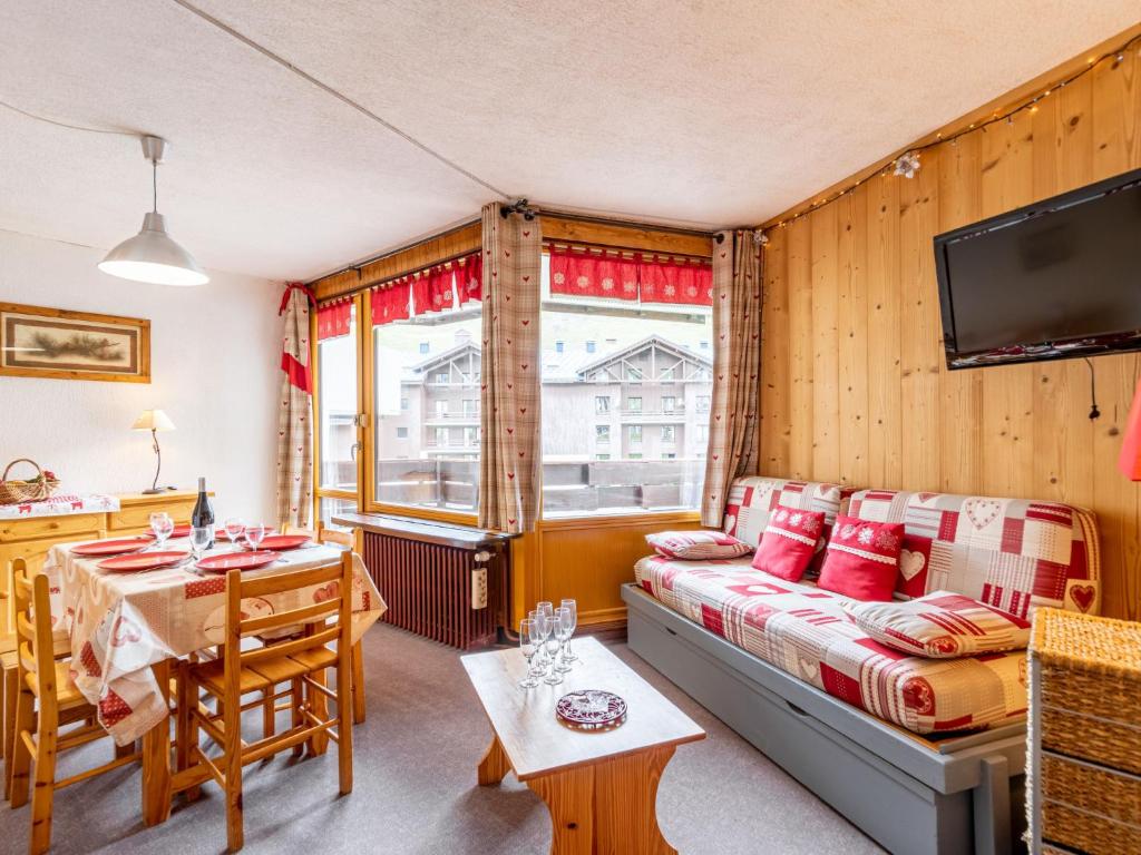 un salon avec un canapé et une table dans l'établissement Apartment Les Genepis - Val Claret-7 by Interhome, à Tignes