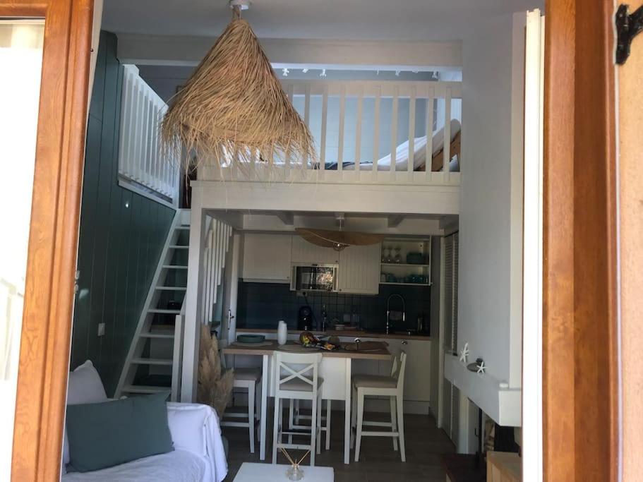 Cette petite chambre comprend une mezzanine et une cuisine. dans l'établissement Villa Clade: Chaleureuse et agréable maison de plage, à Lacanau-Océan