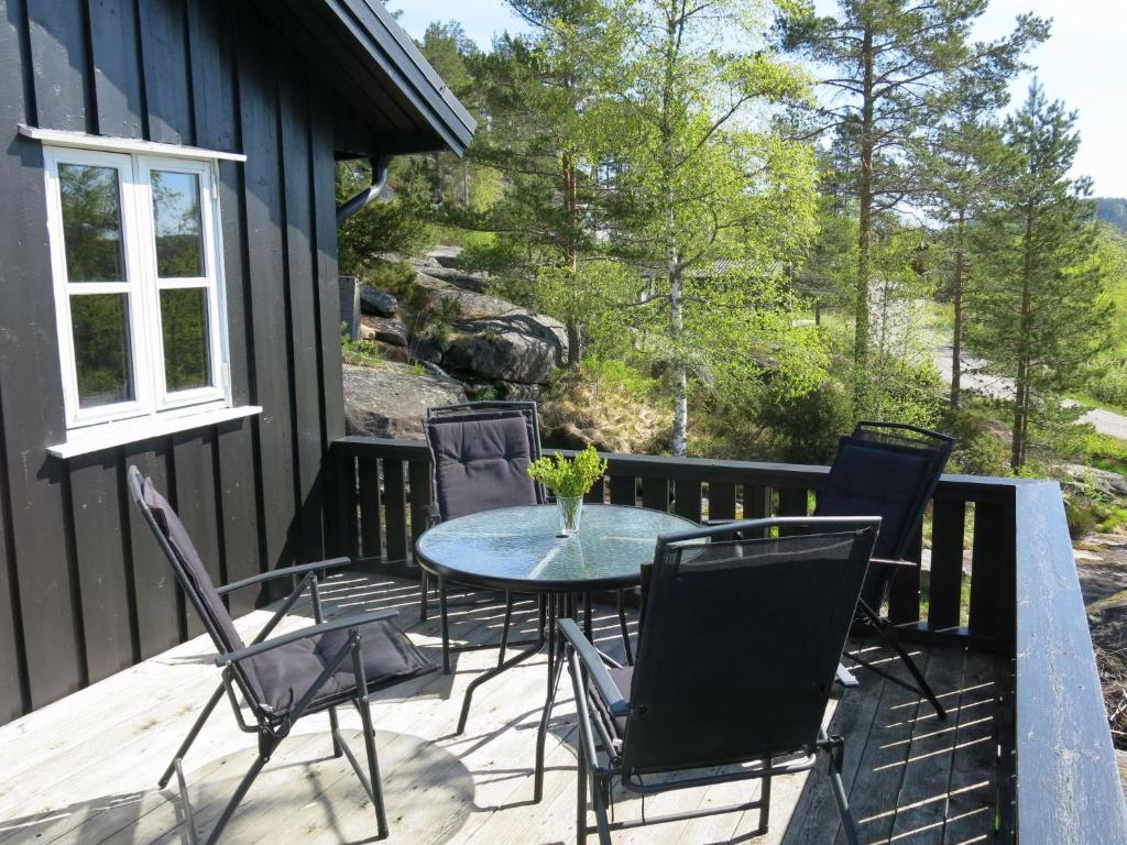 un patio avec des chaises et une table sur une terrasse dans l'établissement Chalet Engelbu - SOW141 by Interhome, à Fossdal